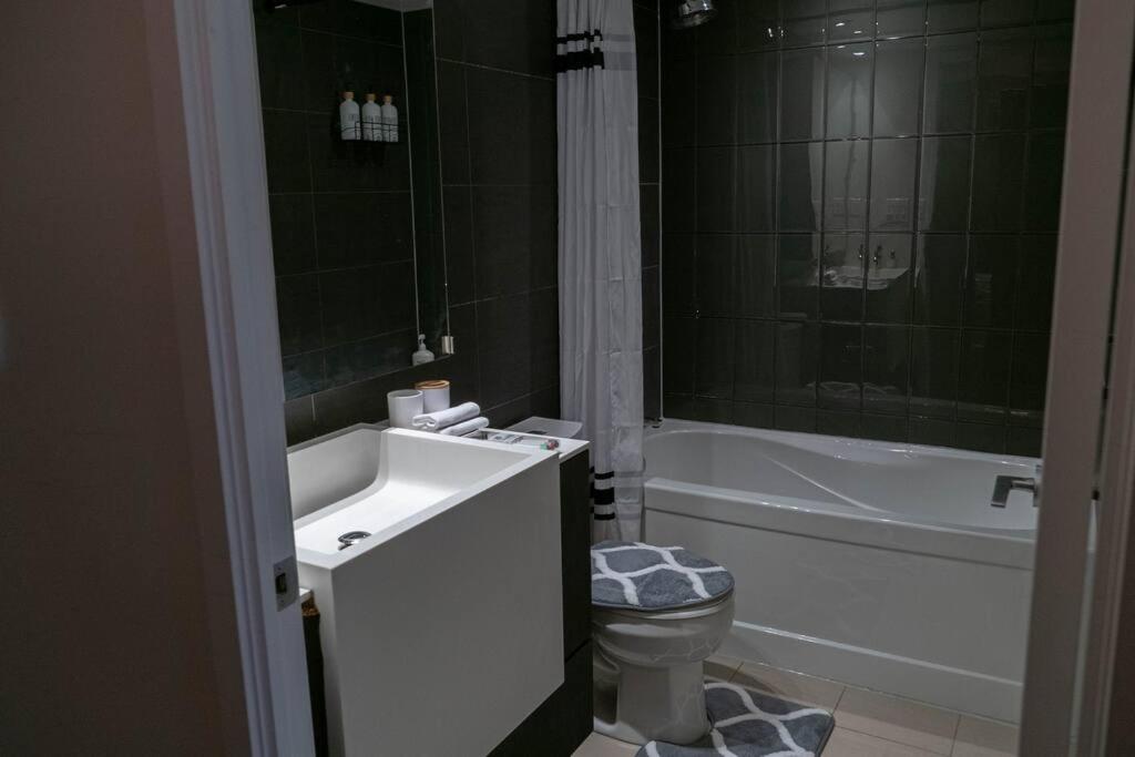 Beautiful and Central 3 Bedroom Condo with Parking