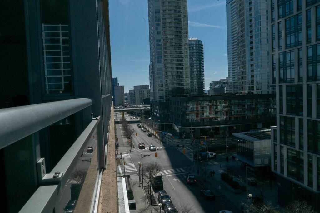 Beautiful and Central 3 Bedroom Condo with Parking