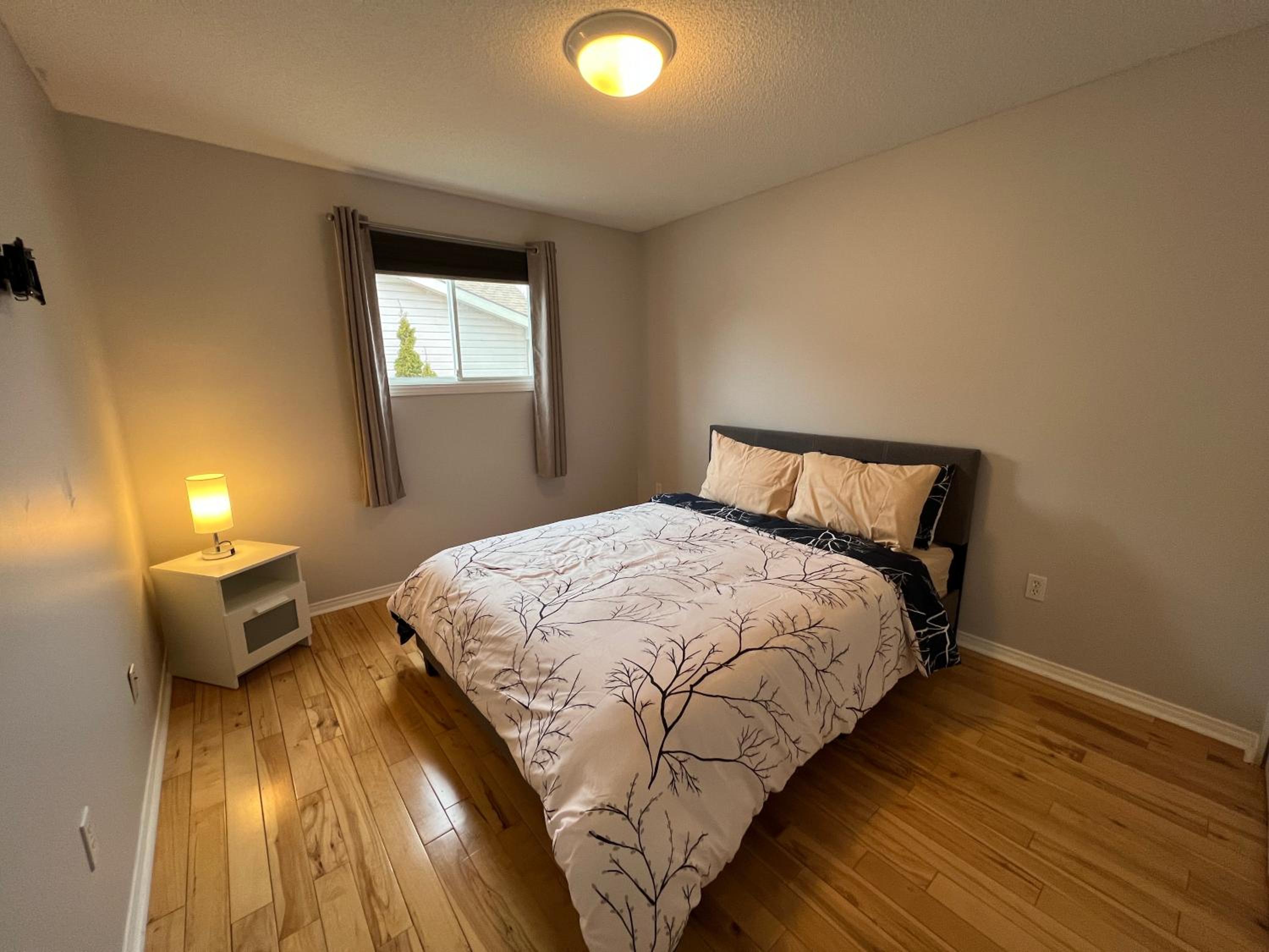 Arbour Ridge Vacation Home - Trail View! 5 bedrooms, 8 beds