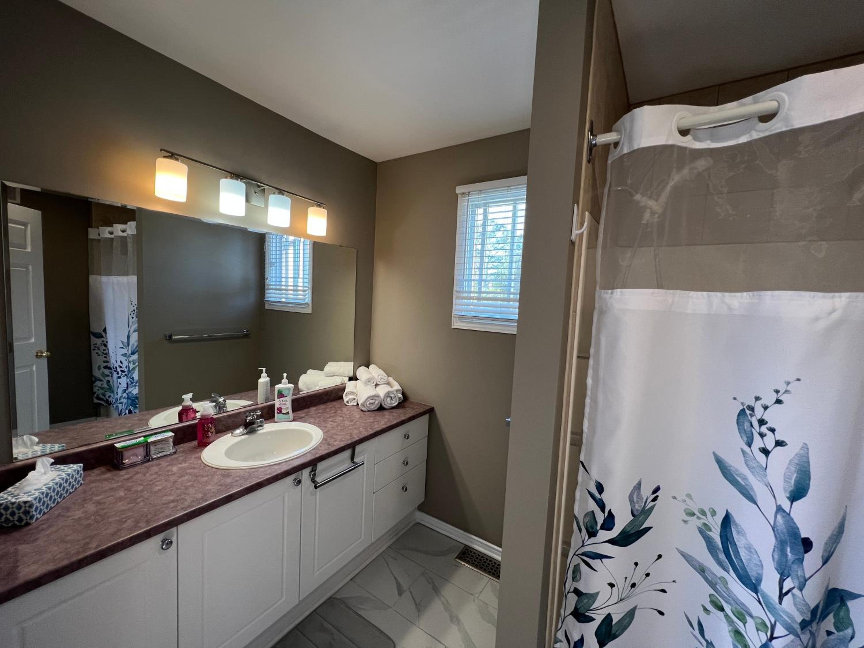 Arbour Ridge Vacation Home - Trail View! 5 bedrooms, 8 beds