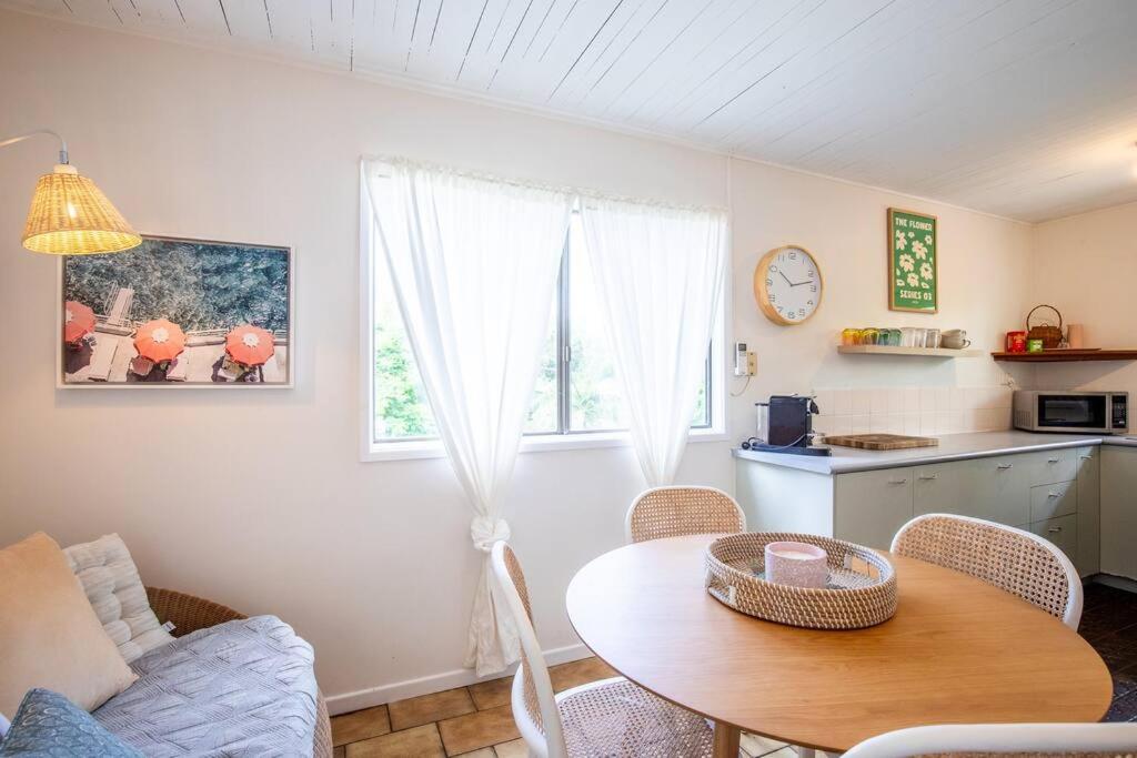 Cosy Straddie cottage + sleeps 6 + close to beach