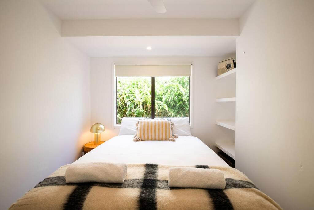 Cosy Straddie cottage + sleeps 6 + close to beach