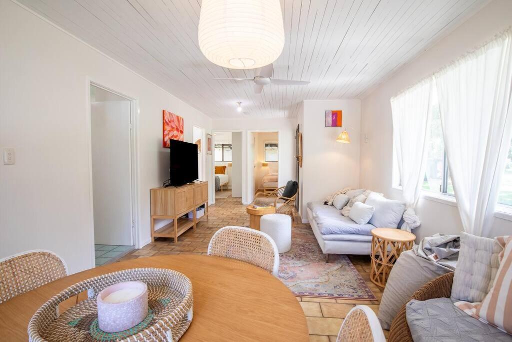 Cosy Straddie cottage + sleeps 6 + close to beach