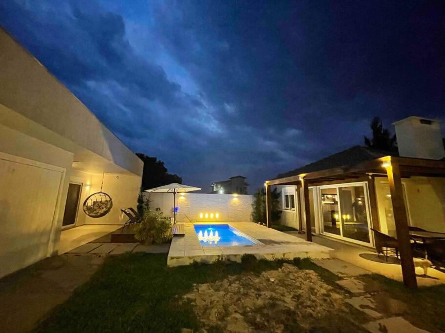 Linda casa na praia com piscina 4 quartos