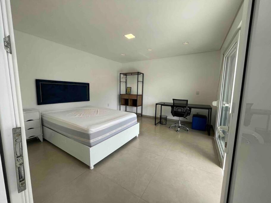 Linda casa na praia com piscina 4 quartos
