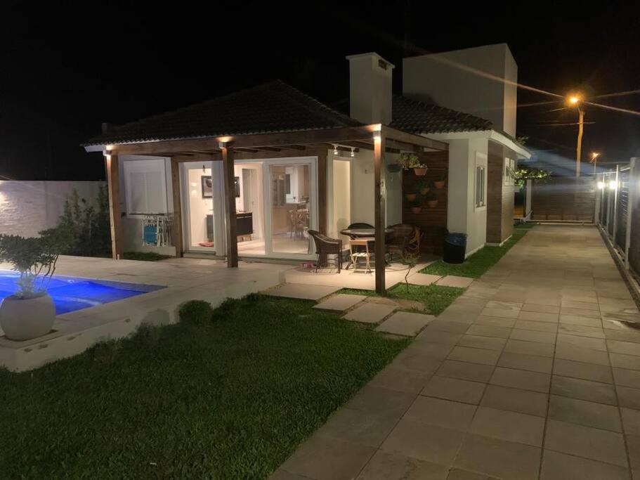 Linda casa na praia com piscina 4 quartos