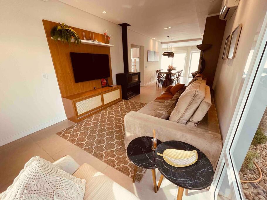 Linda casa na praia com piscina 4 quartos