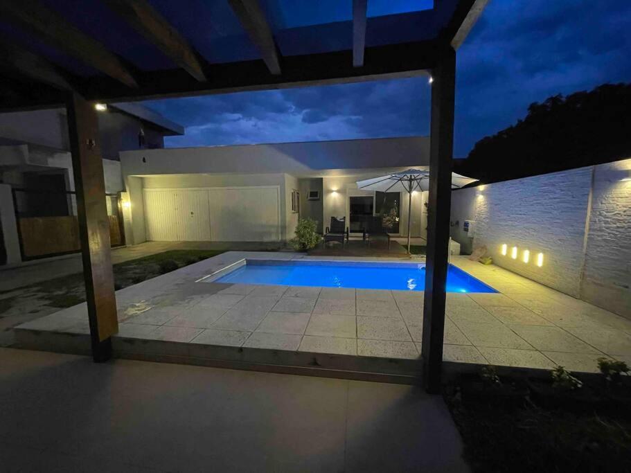 Linda casa na praia com piscina 4 quartos