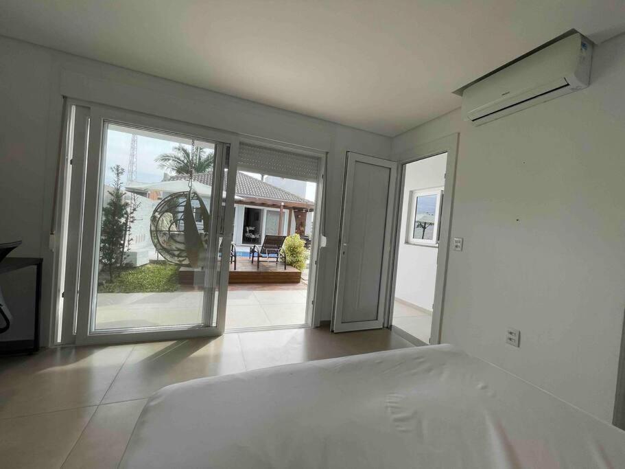 Linda casa na praia com piscina 4 quartos