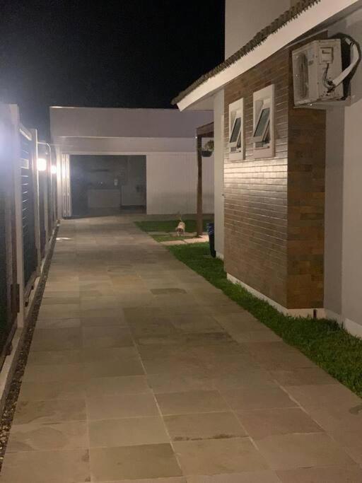 Linda casa na praia com piscina 4 quartos