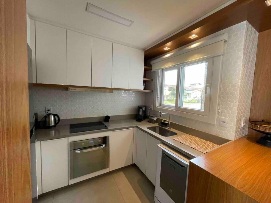 Linda casa na praia com piscina 4 quartos