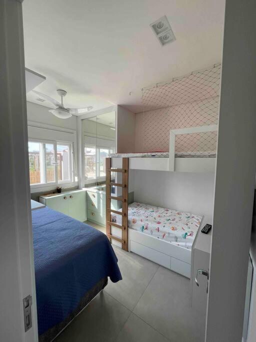 Linda casa na praia com piscina 4 quartos