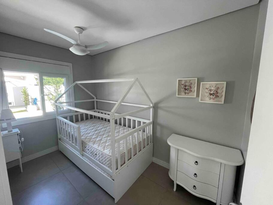 Linda casa na praia com piscina 4 quartos