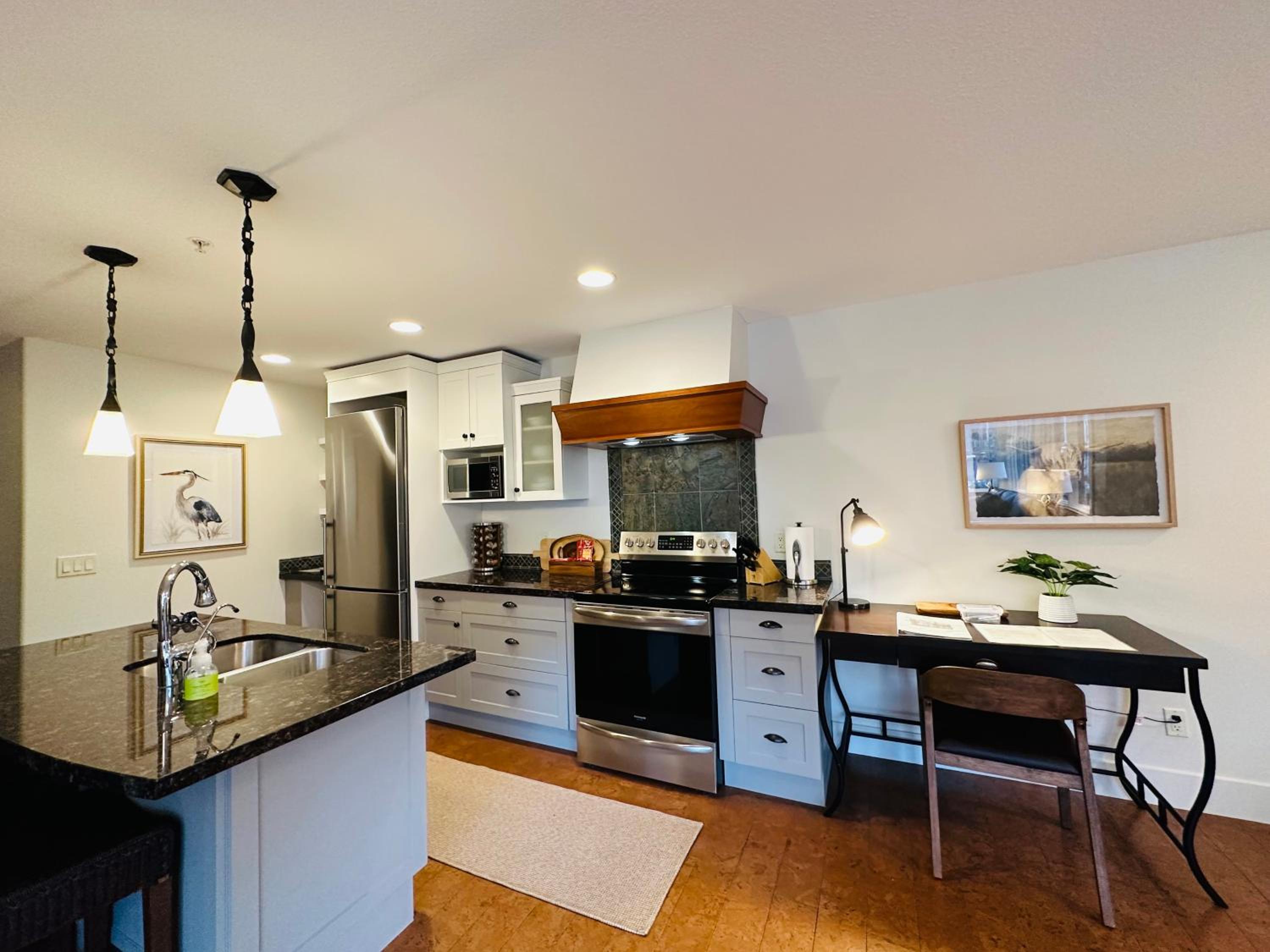 Mountain Retreat Corner Suite -Pool - Hot Tub & Spa Escape