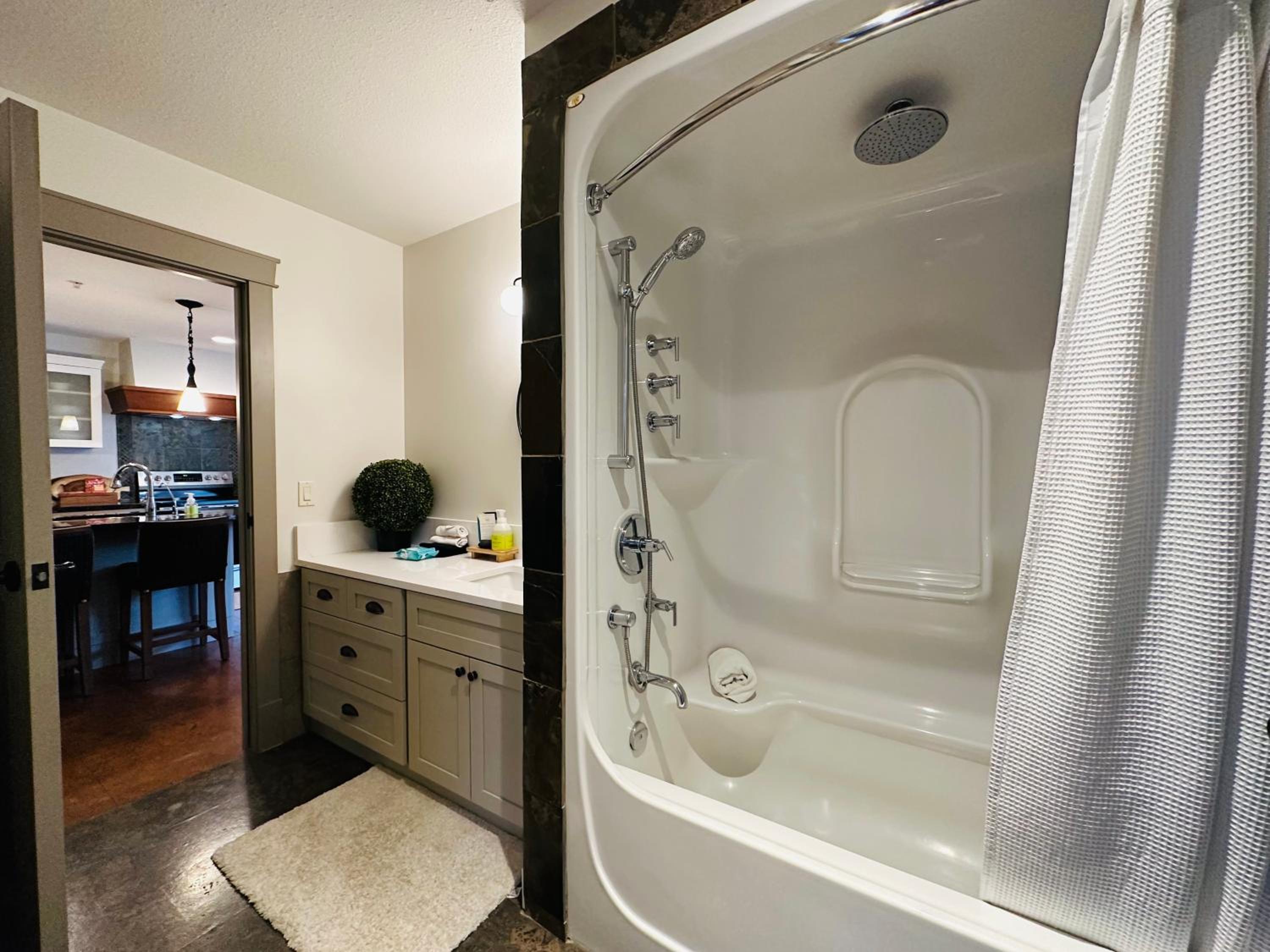 Mountain Retreat Corner Suite -Pool - Hot Tub & Spa Escape