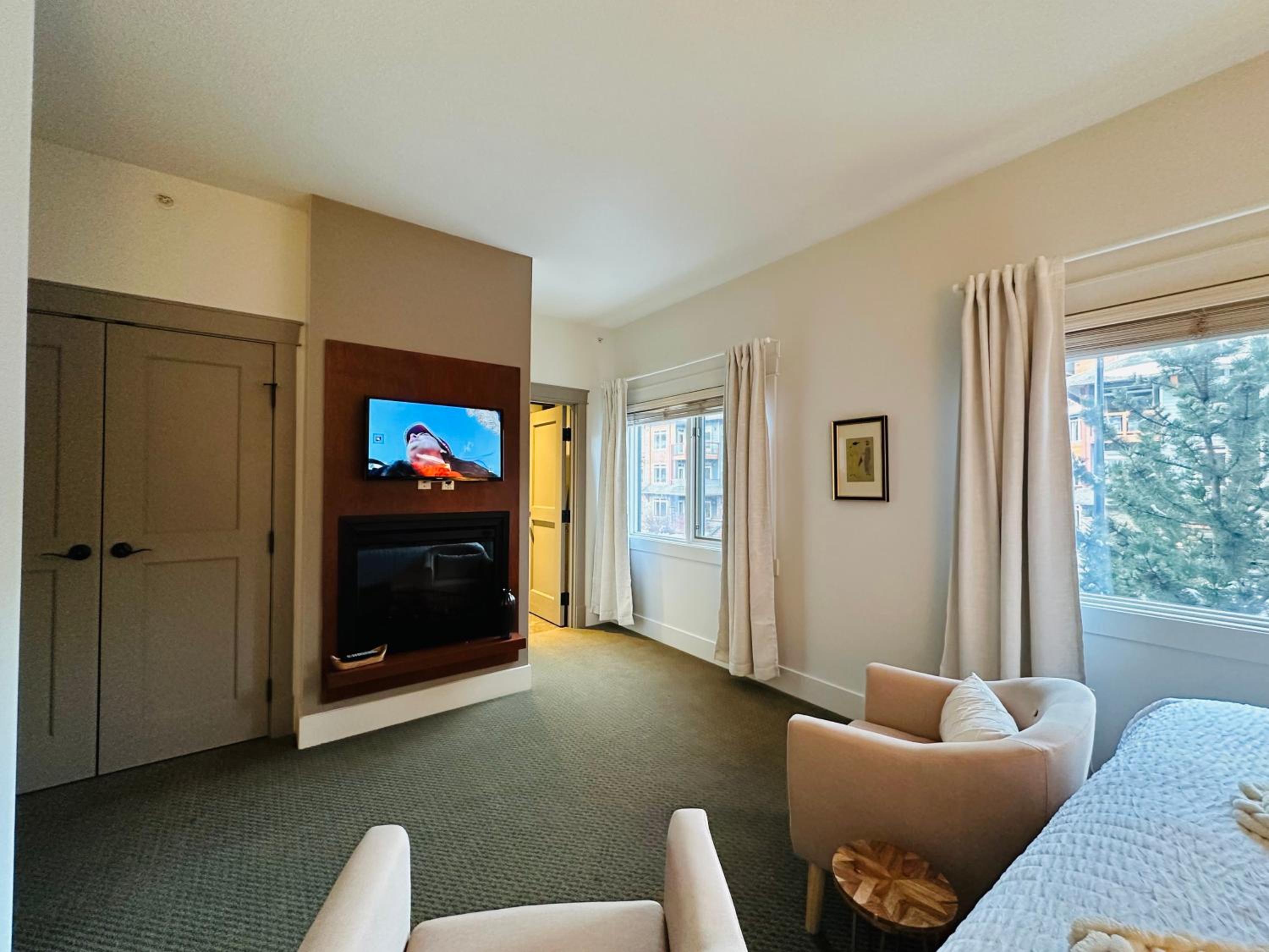 Mountain Retreat Corner Suite -Pool - Hot Tub & Spa Escape