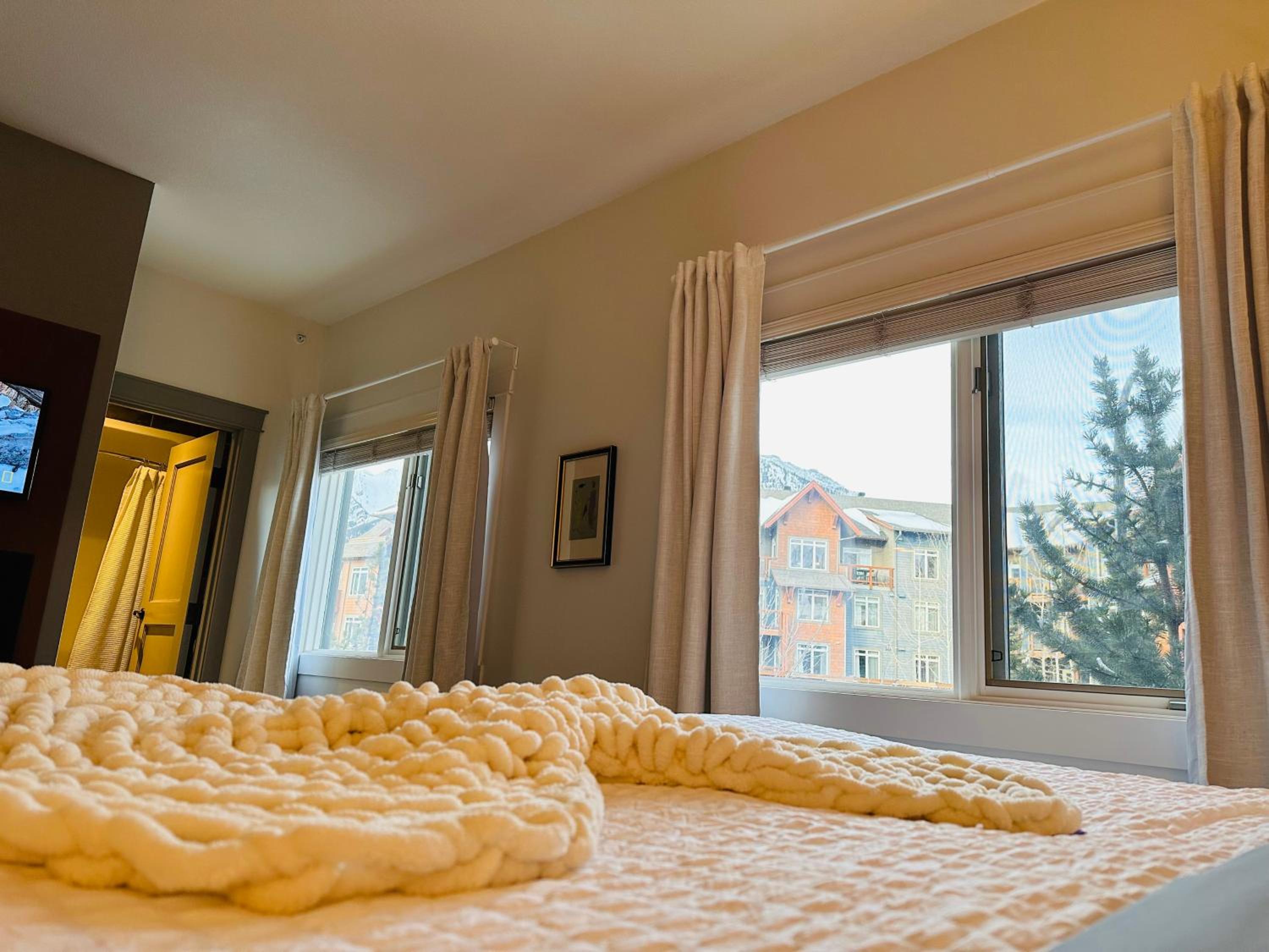 Mountain Retreat Corner Suite -Pool - Hot Tub & Spa Escape