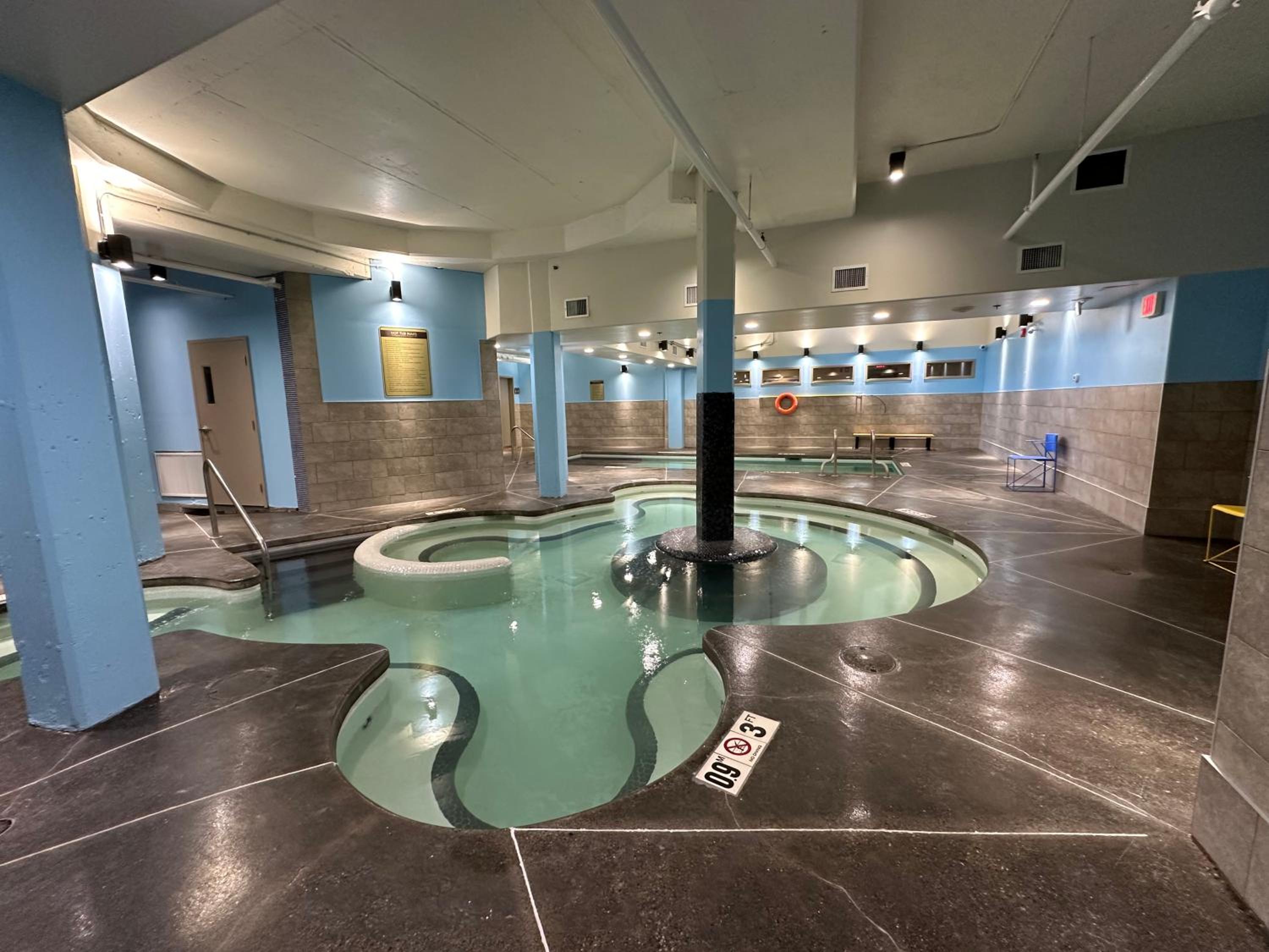 Mountain Retreat Corner Suite -Pool - Hot Tub & Spa Escape