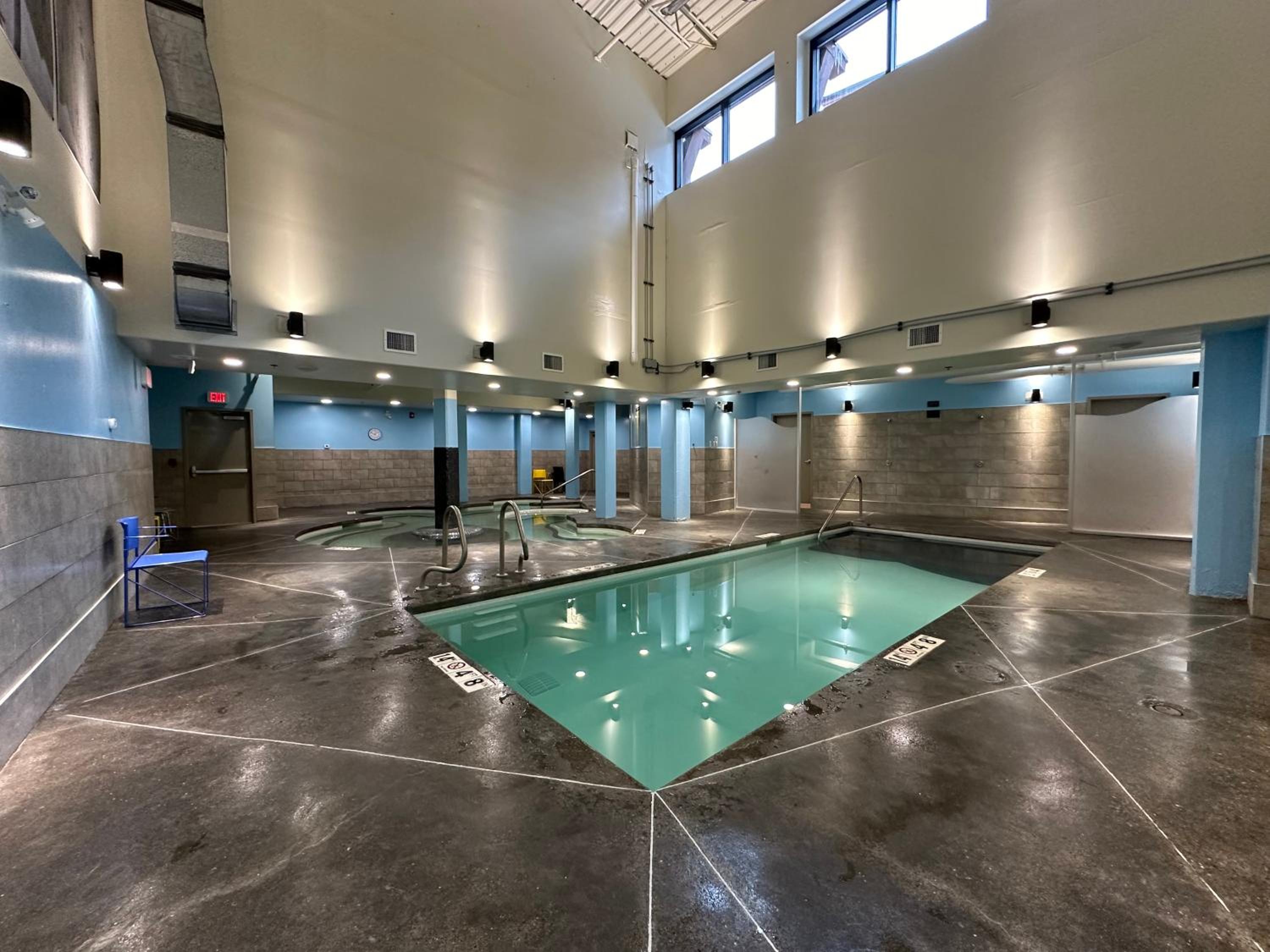 Mountain Retreat Corner Suite -Pool - Hot Tub & Spa Escape