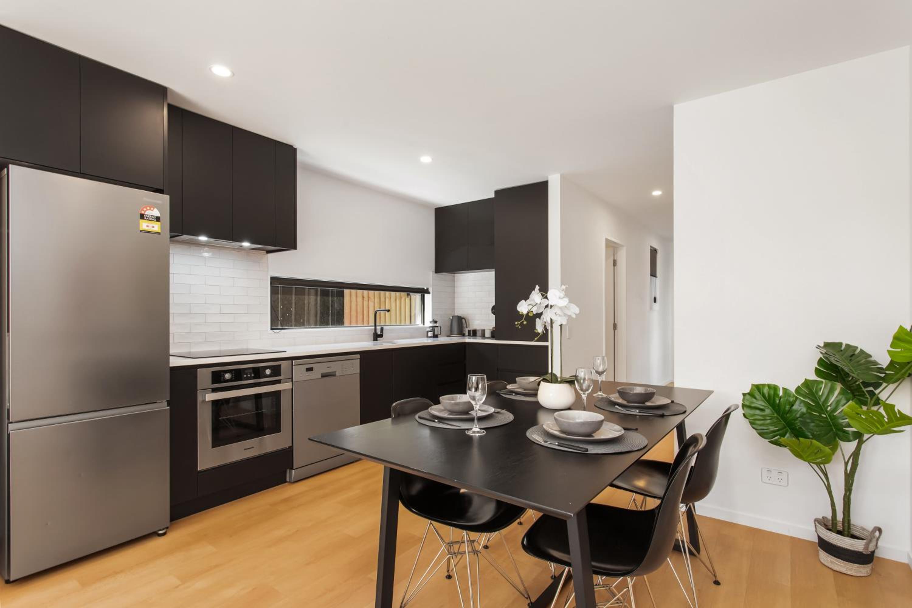 Stylish New 8 Mins CBD Free Parking view 4