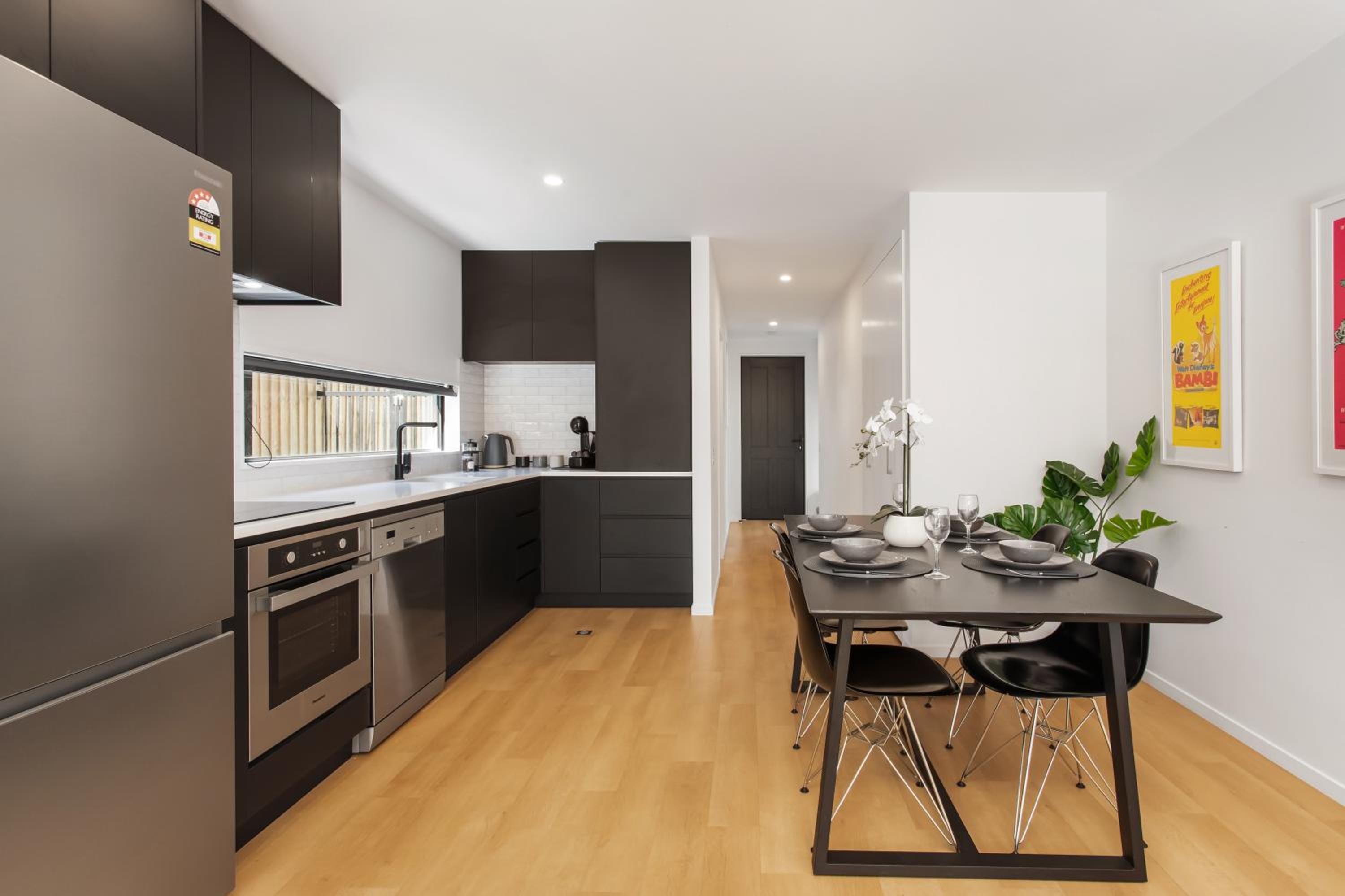 Stylish New 8 Mins CBD Free Parking view 5