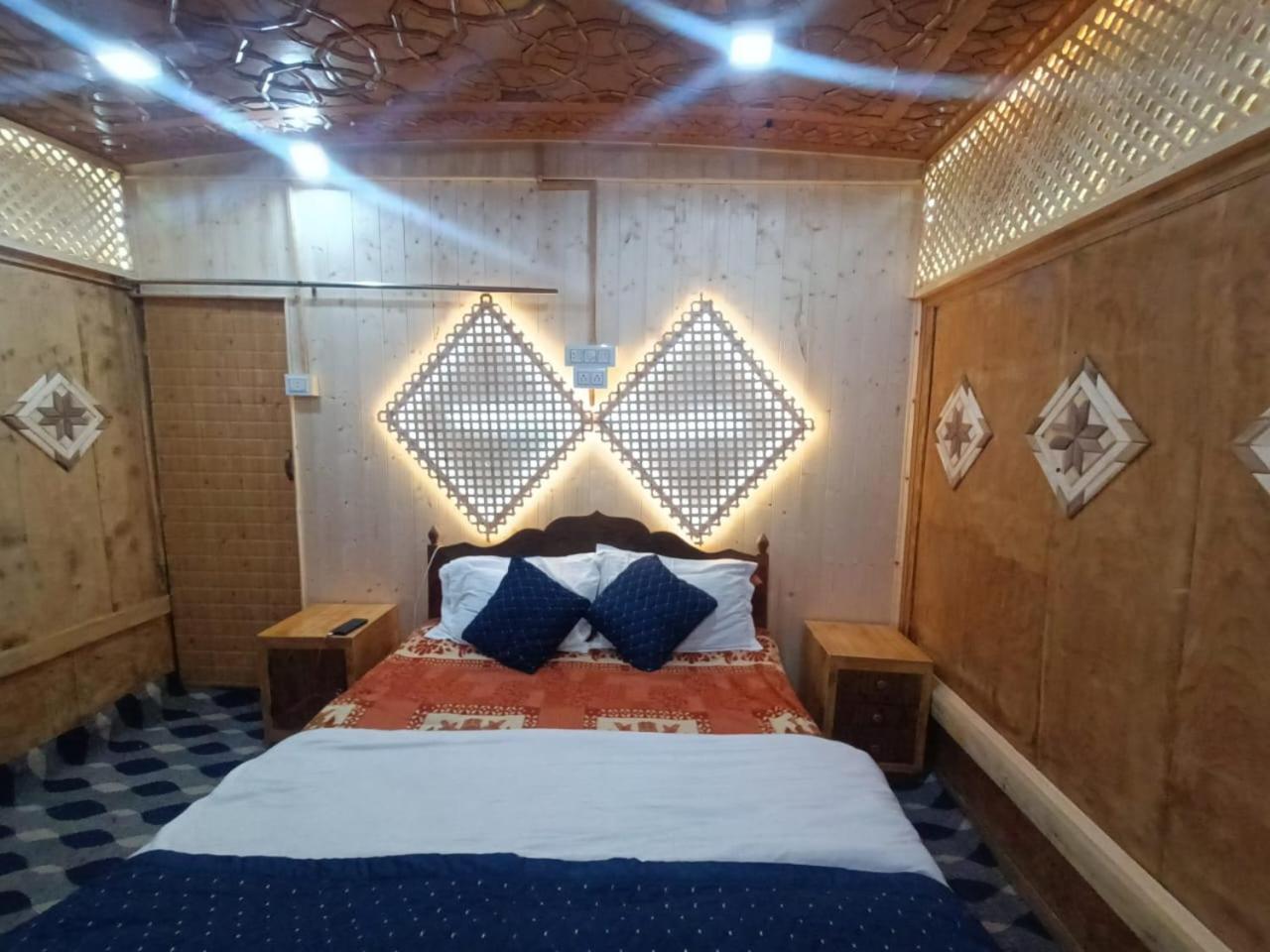 Houseboat New Shamus Maqbool view 4
