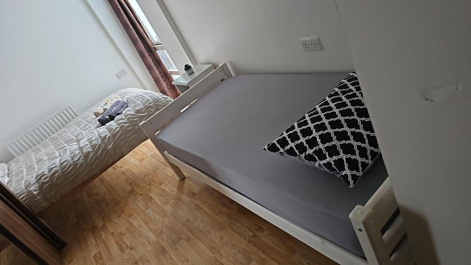 Beautiful 1 Bed Apartment with Living Room