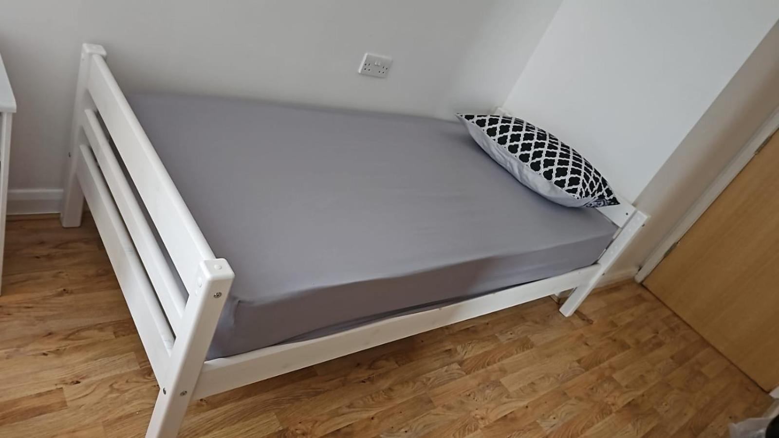 Beautiful 1 Bed Apartment with Living Room