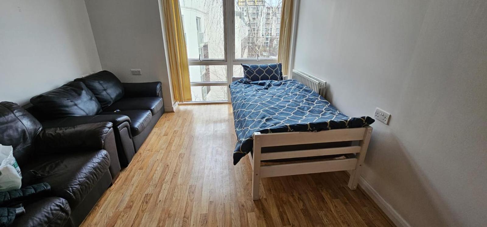 Beautiful 1 Bed Apartment with Living Room