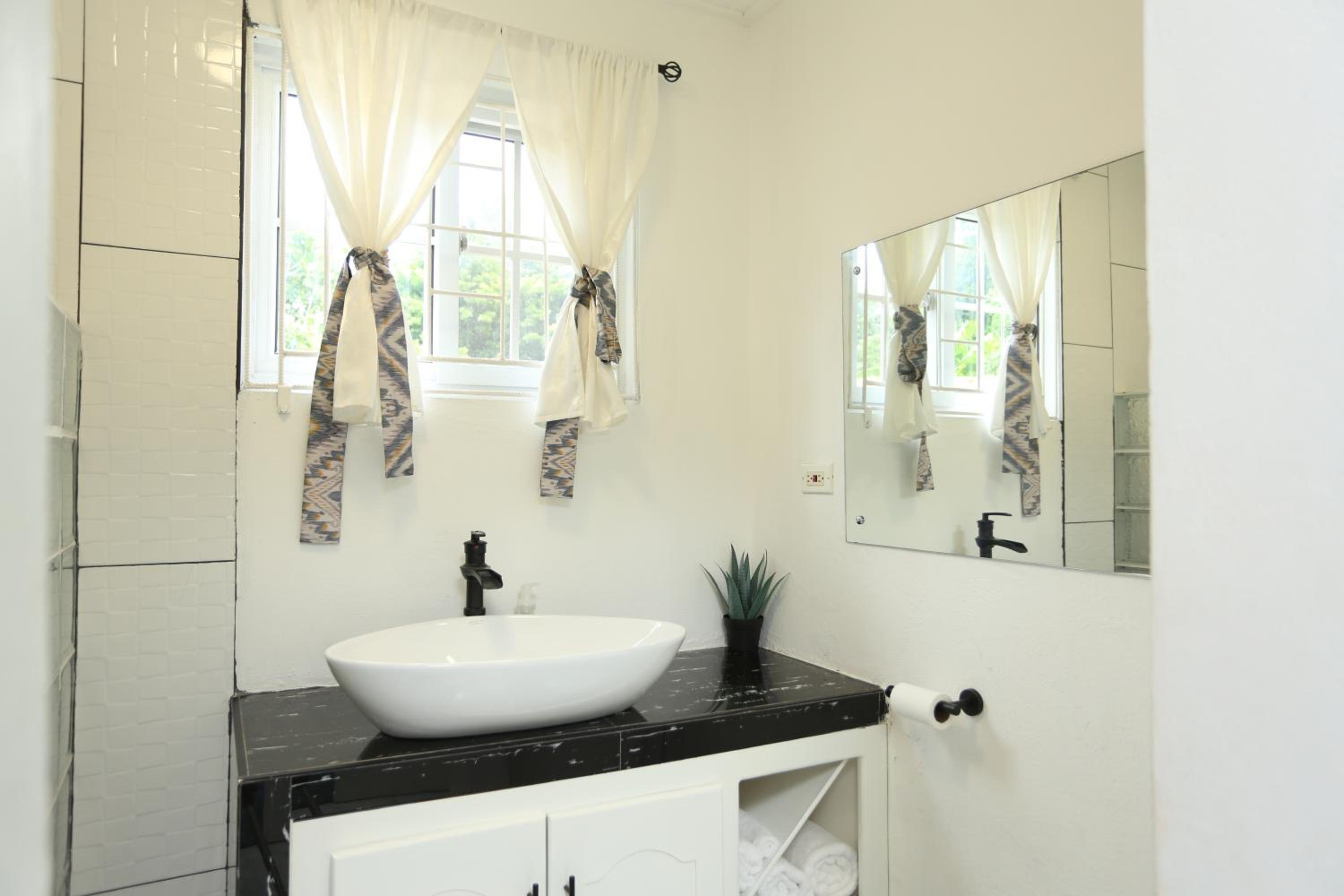 Private 1-Bedroom Villa with Pool & View in Kingston