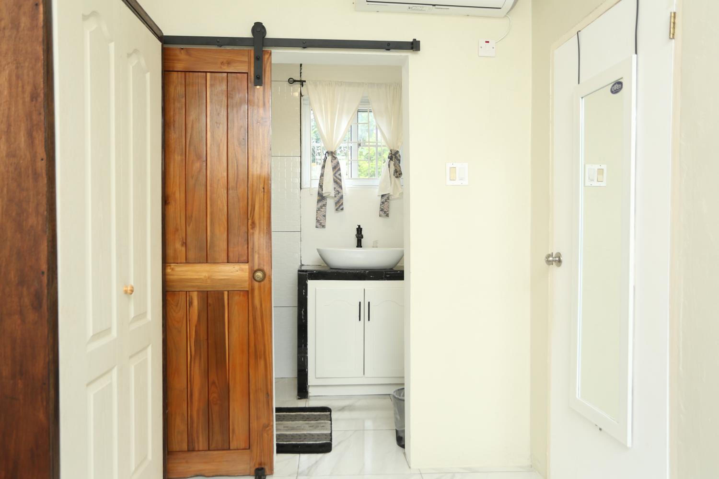 Private 1-Bedroom Villa with Pool & View in Kingston