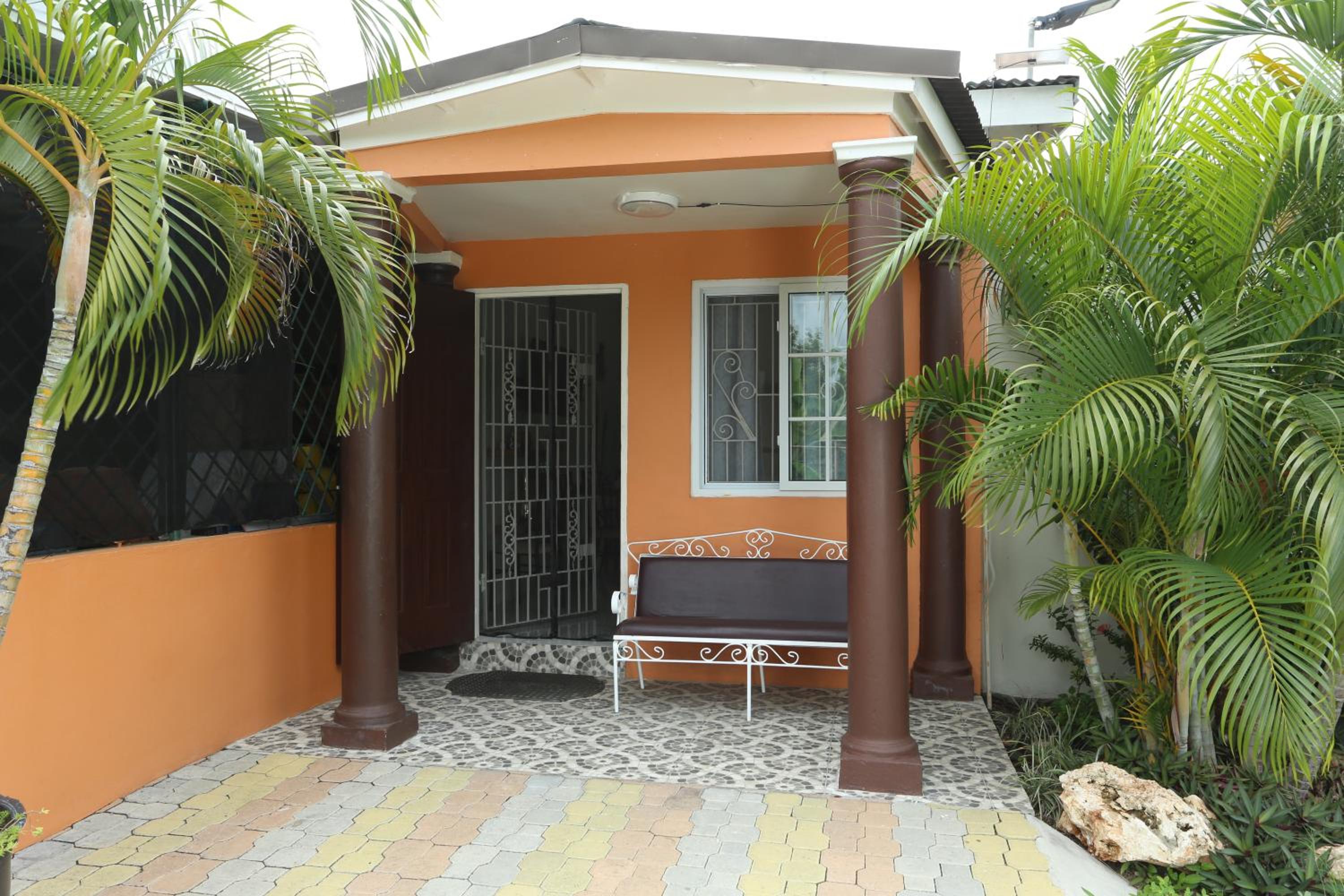 Private 1-Bedroom Villa with Pool & View in Kingston