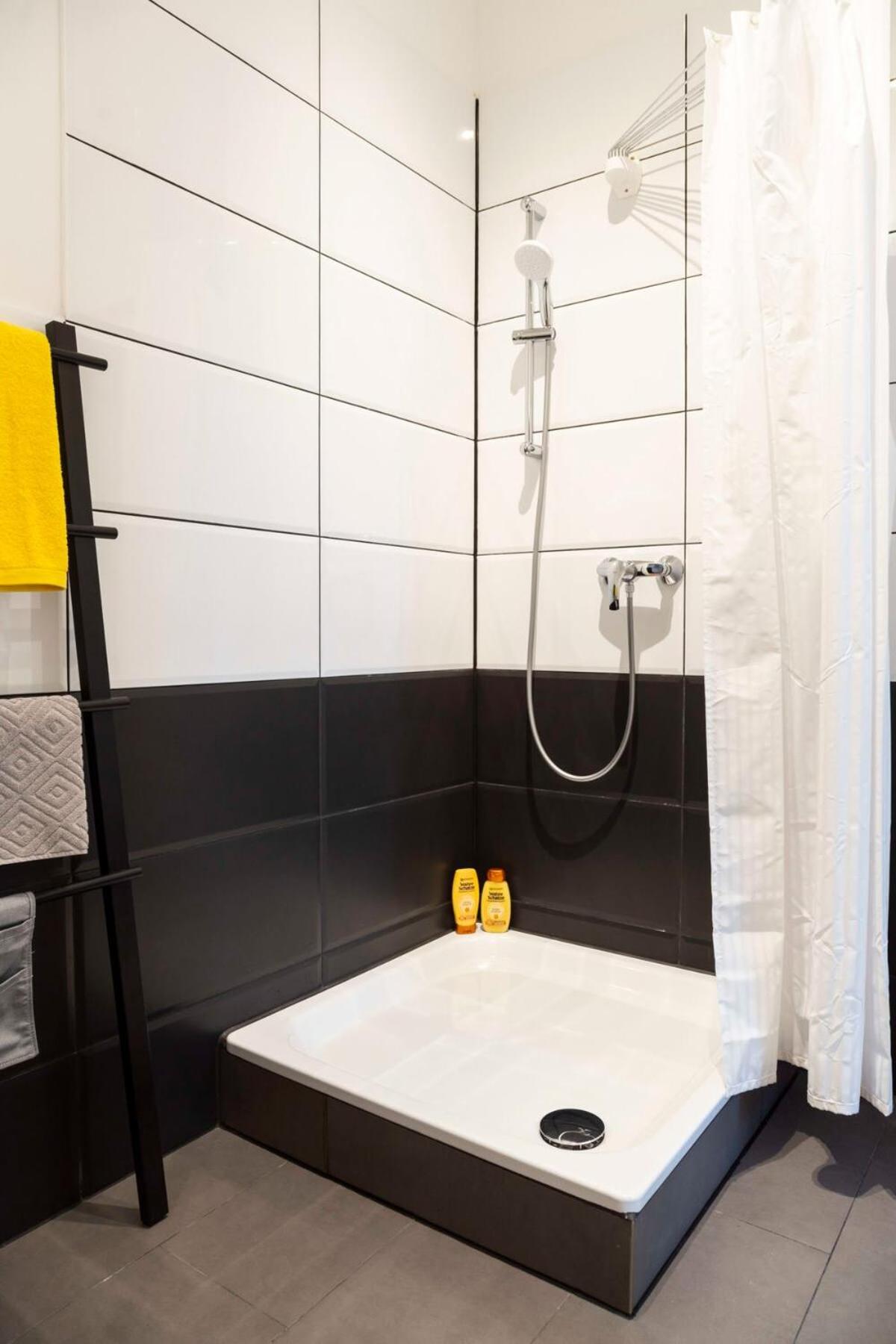 Spacious Family Apartment at Mauerpark plus SelfCheckIn
