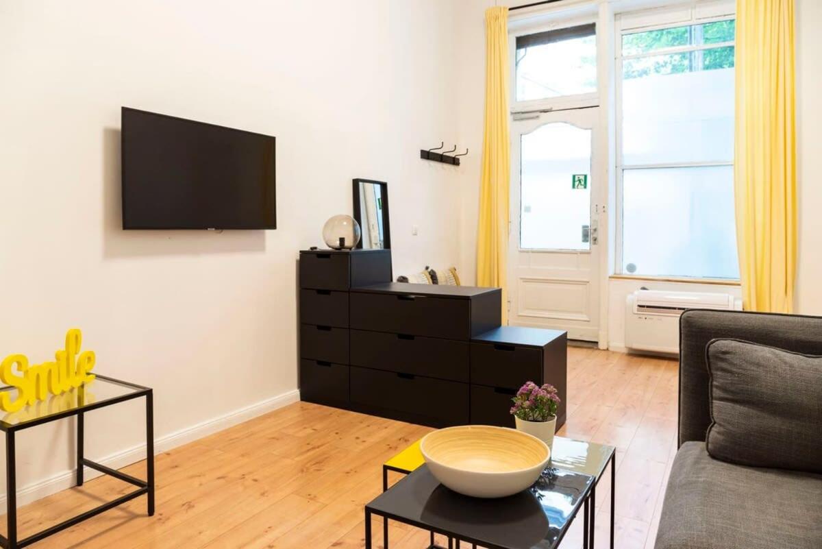 SPACIOUS Two BR plus AC plus SelfCheckIn