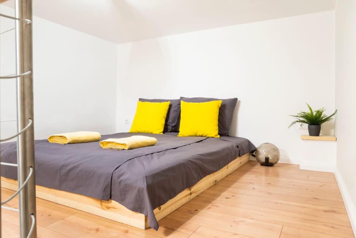 SPACIOUS Two BR plus AC plus SelfCheckIn