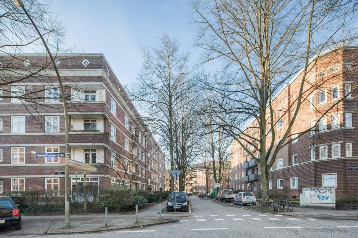 Spacious Two BR Close To Stadtpark and Street Parking
