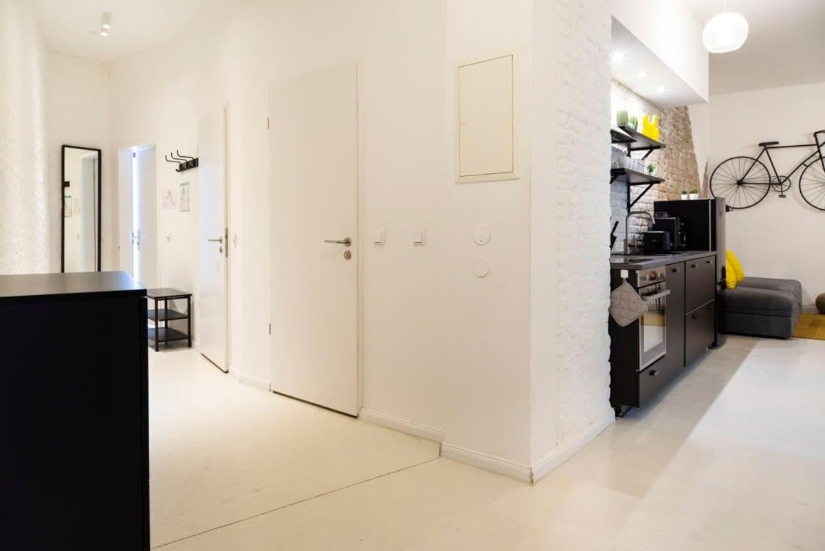 Cosy Three BR Two BTH plus AC plus Self CheckIn plus Street Parking