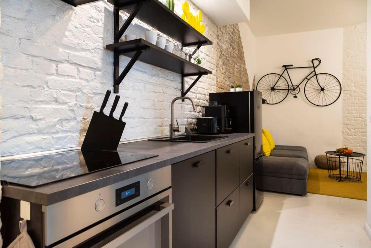Cosy Three BR Two BTH plus AC plus Self CheckIn plus Street Parking