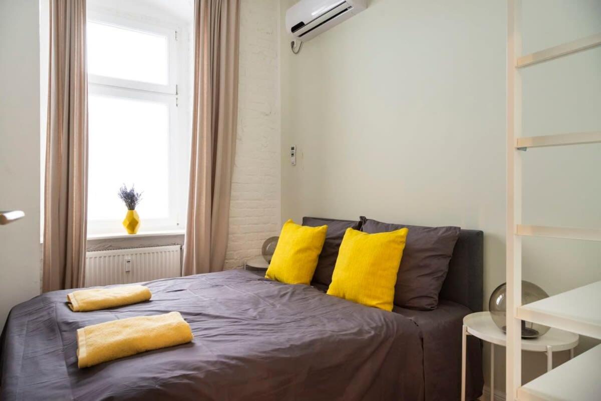 Cosy Three BR Two BTH plus AC plus Self CheckIn plus Street Parking