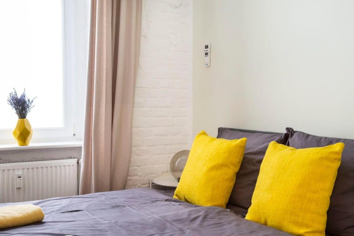 Cosy Three BR Two BTH plus AC plus Self CheckIn plus Street Parking