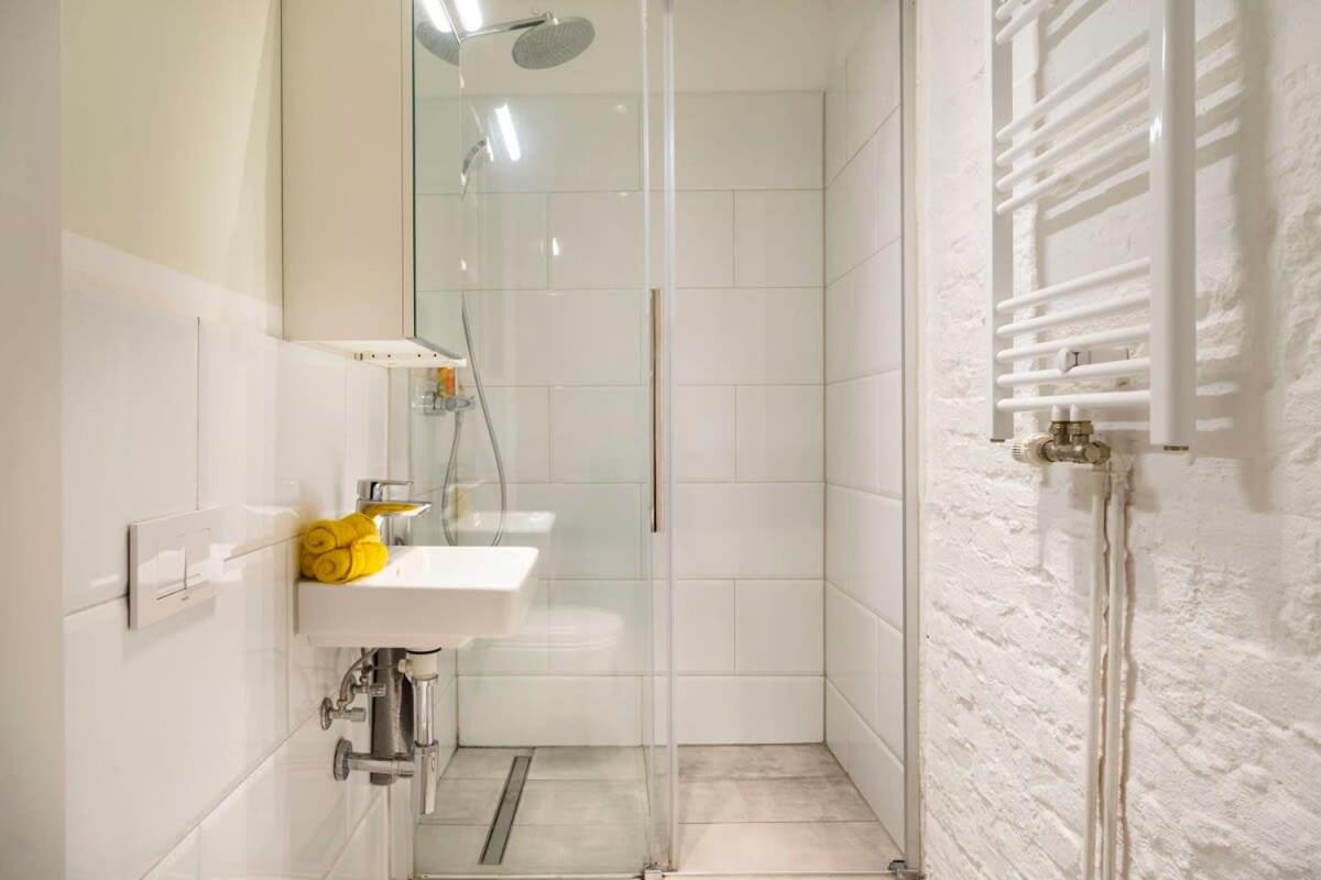 Cosy Three BR Two BTH plus AC plus Self CheckIn plus Street Parking