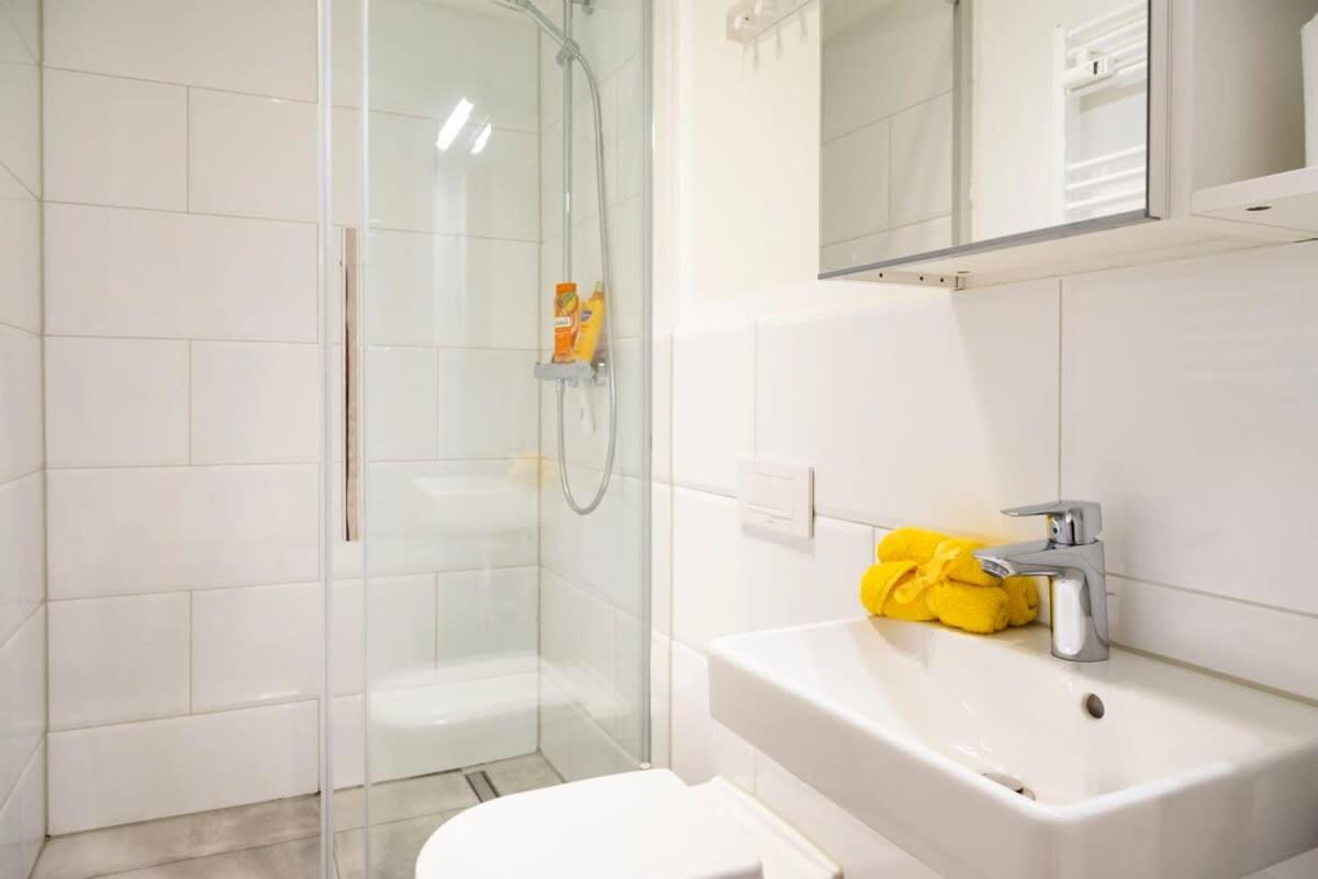 Cosy Three BR Two BTH plus AC plus Self CheckIn plus Street Parking