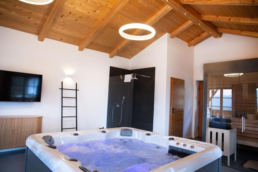 Traumhaftes Chalet mit Sauna und Whirlpool Refugium am Rehberg