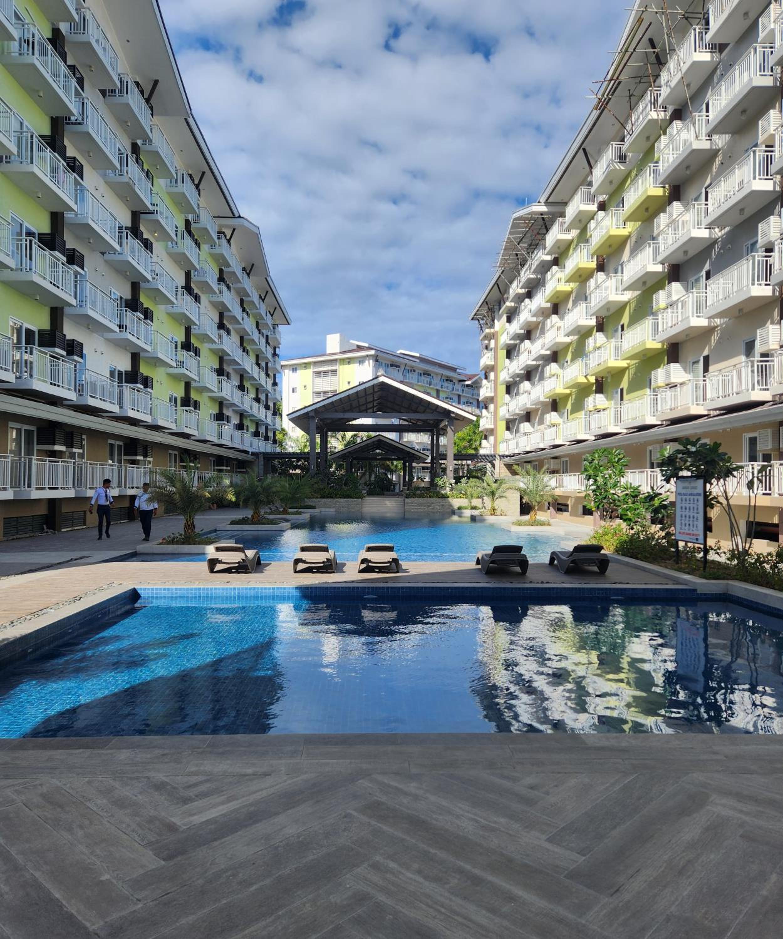 Condo Azur Suites A326 Amani Resorts Residences , 5 minutes Airport, Netflix, Stylish, Cozy with Luxurious Swimming Pool view 5