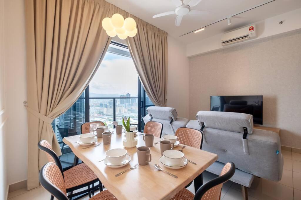 Trion KL city amazing view with bathtub room 8pax