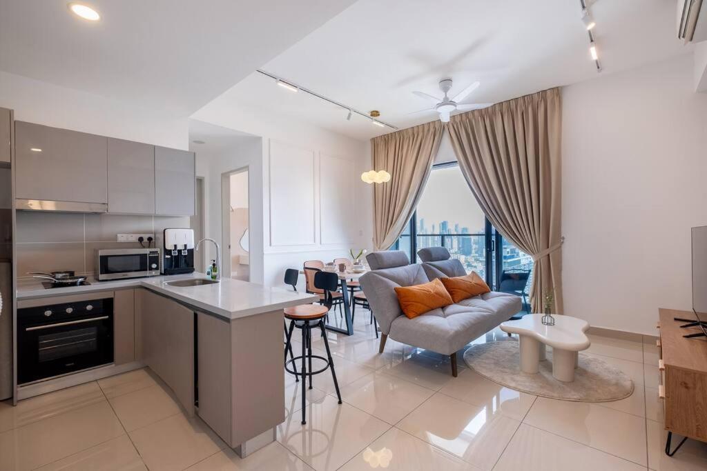 Trion KL city amazing view with bathtub room 8pax