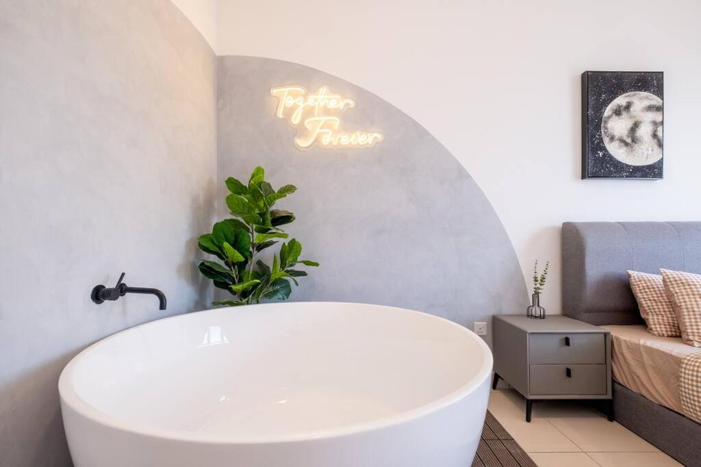 Trion KL city amazing view with bathtub room 8pax