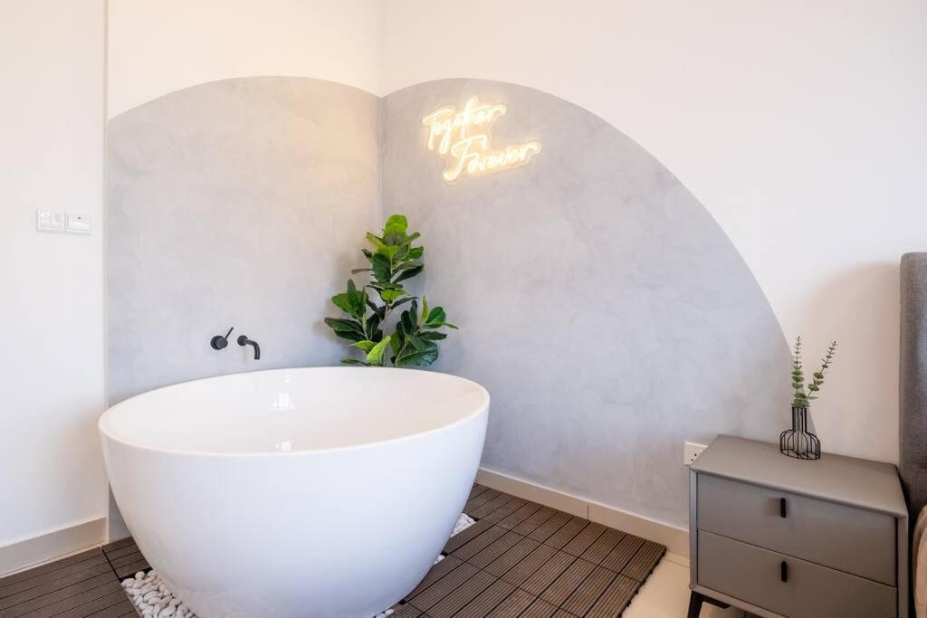 Trion KL city amazing view with bathtub room 8pax