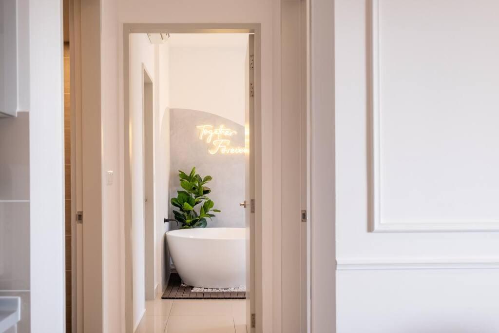 Trion KL city amazing view with bathtub room 8pax