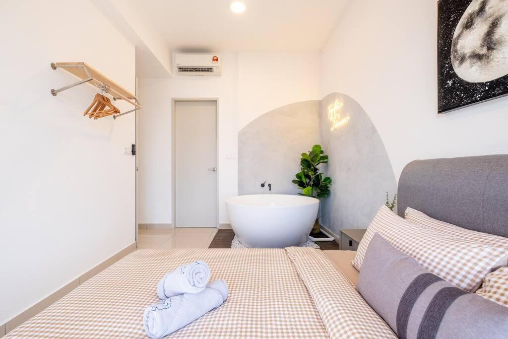 Trion KL city amazing view with bathtub room 8pax